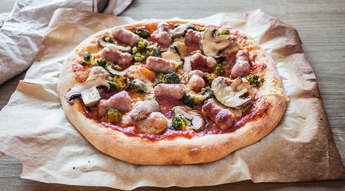 PIZZA DE SALCHICHAS Y BRÓCOLI pizza de salchichas y brócoli