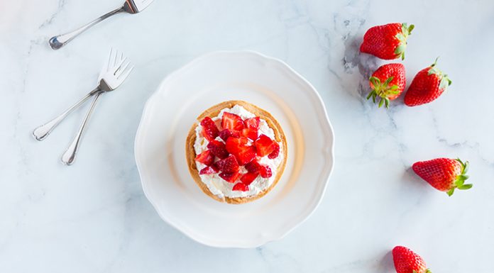 TARTA DE NATA Y FRESAS tarta de nata y fresas